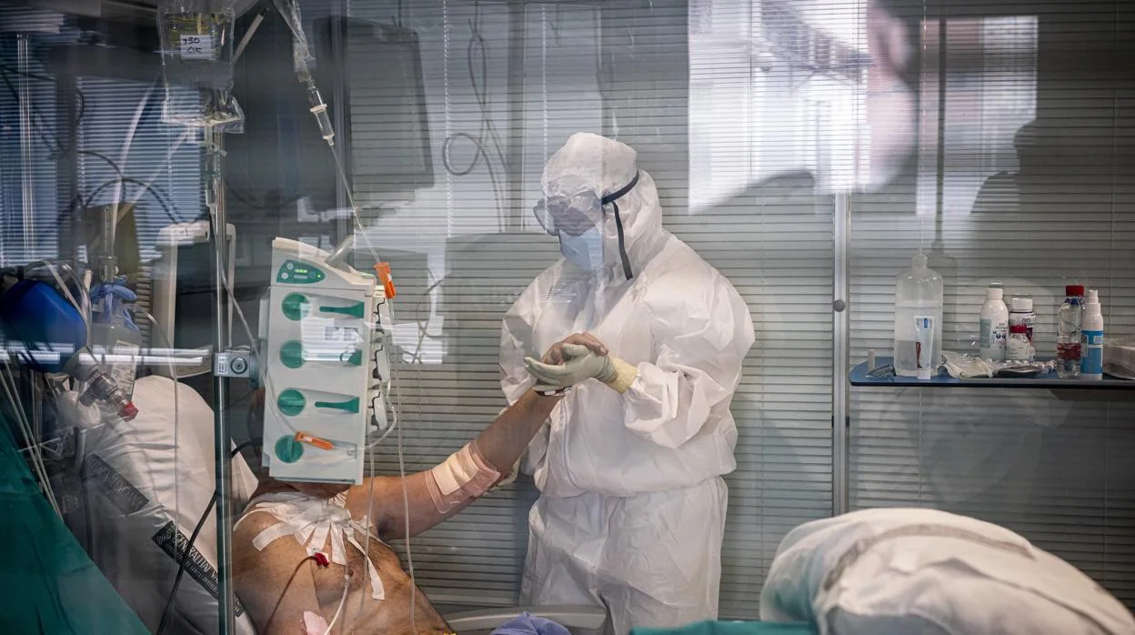 Imagen de archivo de un enfermo de coronavirus en la UCI de un hospital valenciano