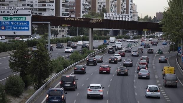 Almeida aprueba la norma que prohibirá el paso de coches sin etiquetas por toda la capital en 2025
