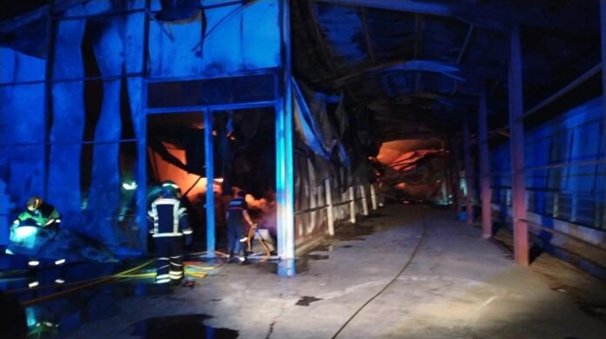Un incendio arrasa una nave de una granja avícola de Yebra (Guadalajara)