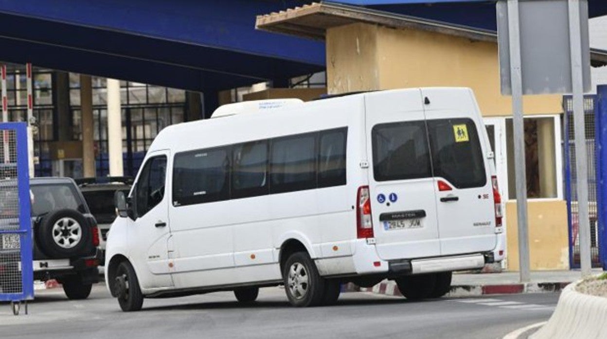 El minibús con menores repatriados en la frontera de El Tarajal