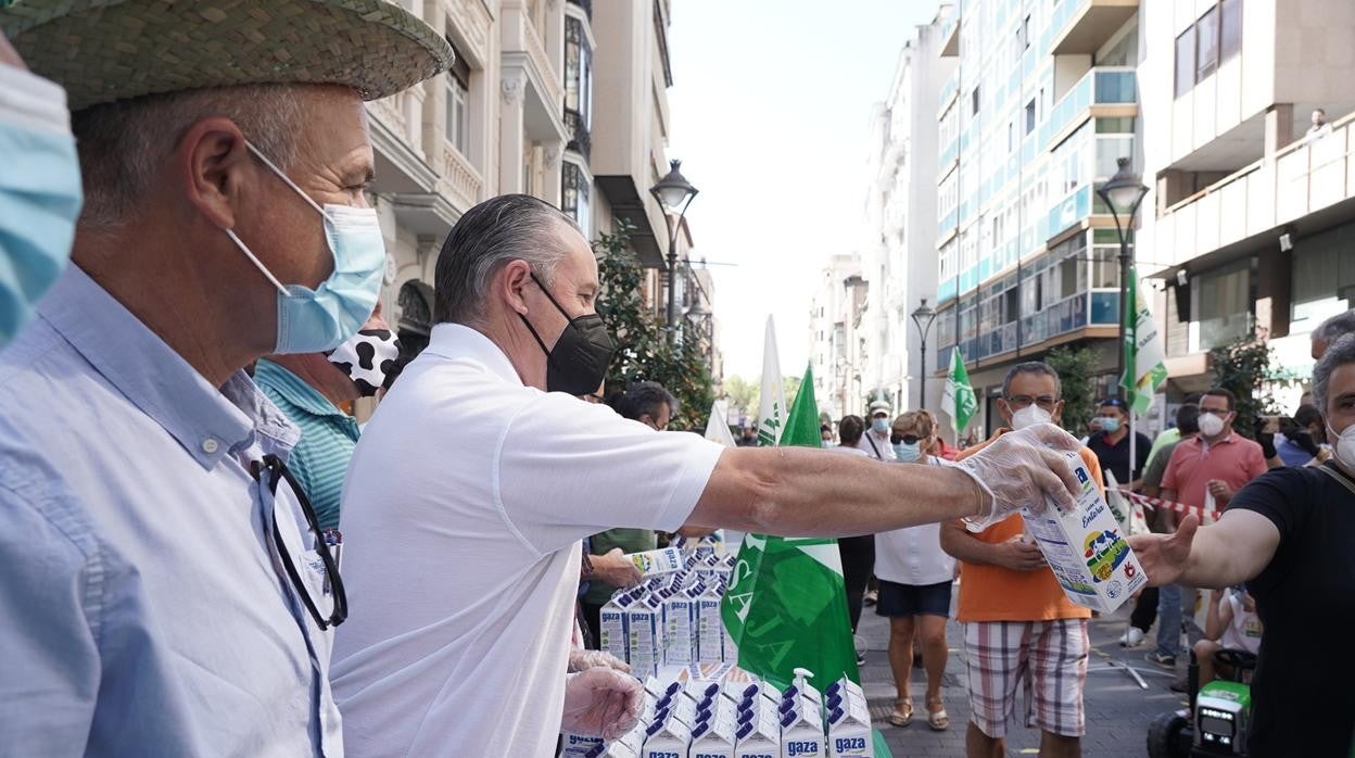 Reparto de 1.500 bricks de leche de forma gratuita