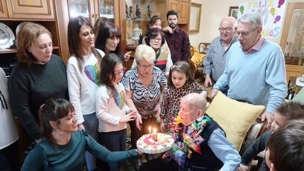 El leonés Saturnino de la Fuente ya es el hombre más longevo del mundo con 112 años