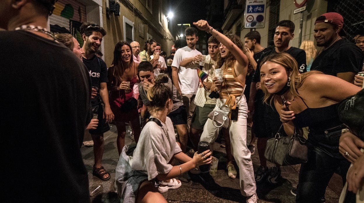 Jóvenes en las fiestas de Gràcia en la primera noche sin toque de queda