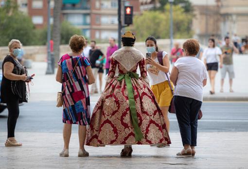 Imagen de una fallera en Valencia