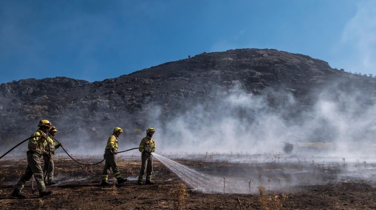 Bomberos durante las labores de refresco este pasado viernes en Riofrío