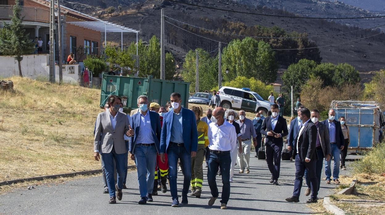 Visita de Pedro Sánchez y autoridades autonómicas a la zona afectada por el fuego iniciado en Navalacruz