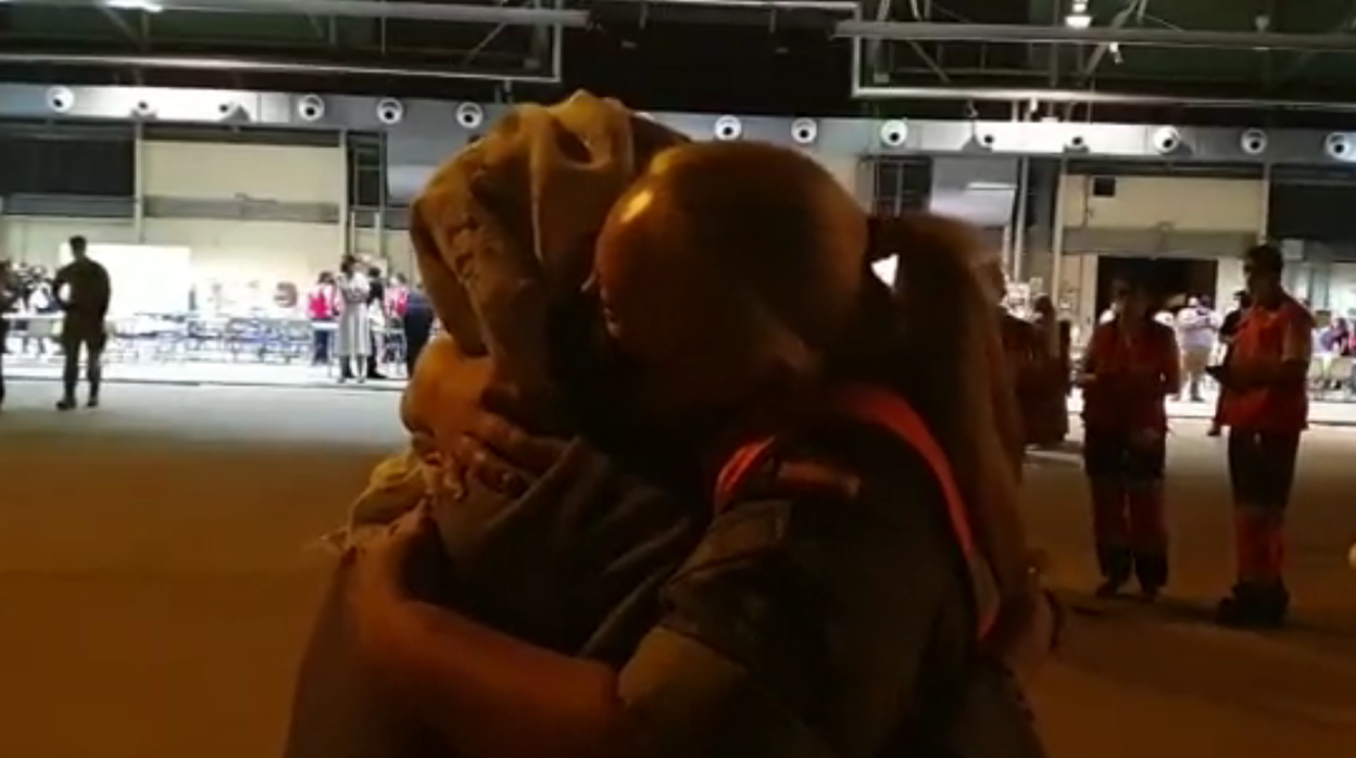 Abrazo entre una militar española y una mujer afgana