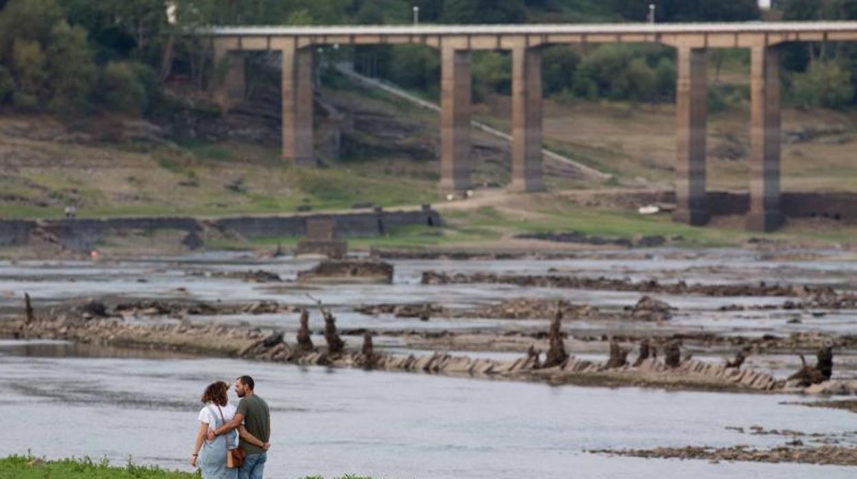 El embalse de Belesar, con el agua que únicamente el Miño aporta, deja ver las ruínas del antiguo Portomarín