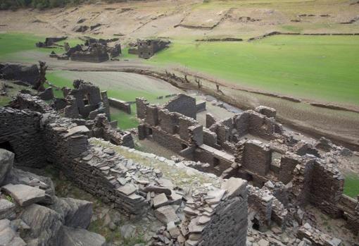 Las ruínas del pueblo viejo de Portomarín, que fue ahogado por el embalse, están hoy visibles ante el vaciado