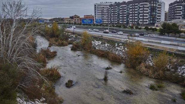 Un maltratador irrumpe en la casa de su exnovia y se rompe la cadera tras saltar al Manzanares en su huida