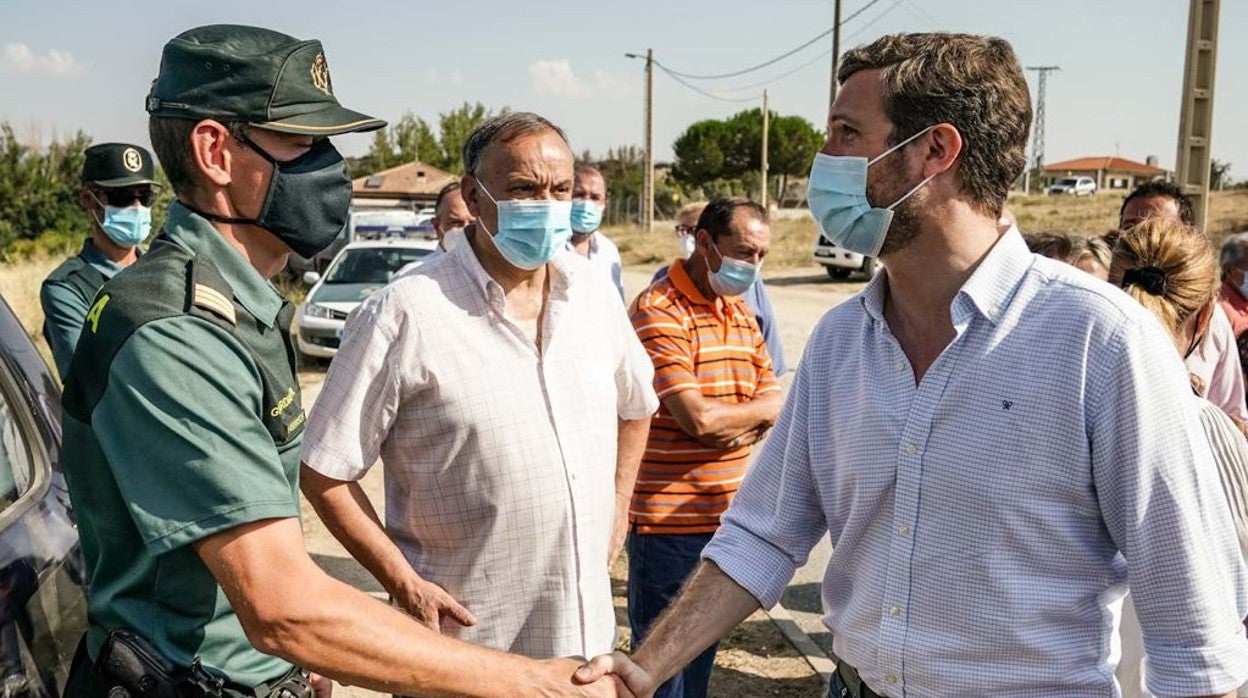 Pablo Casado, durante su visita a la zona afectada por el incendio de Ávila