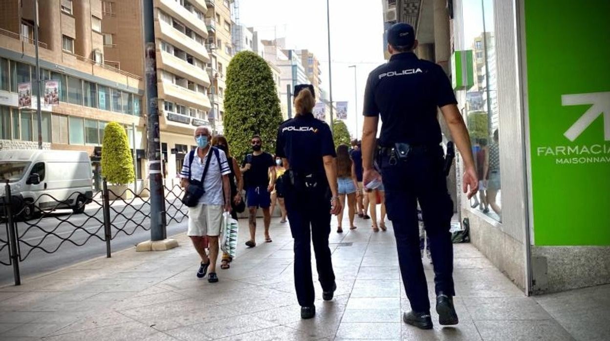 Agentes de al Policía Nacional patrullando por el centro de Alicante