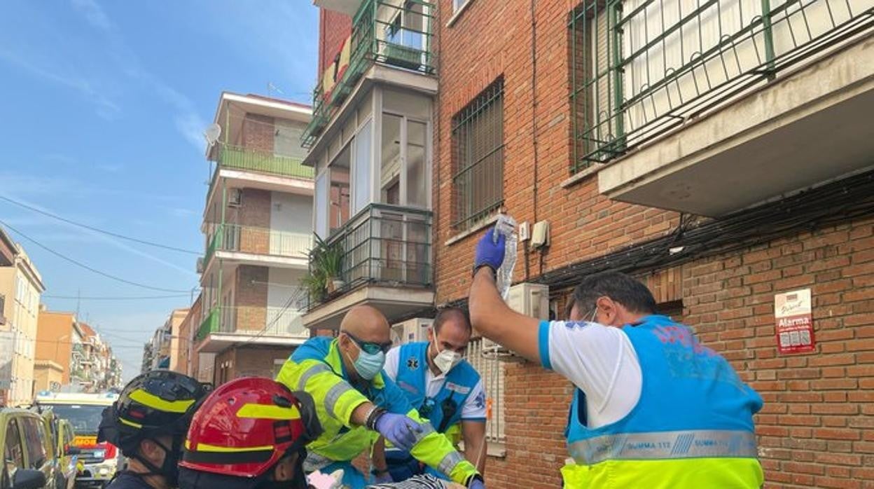 La mujer es asistida por los bomberos y el SUMMA112