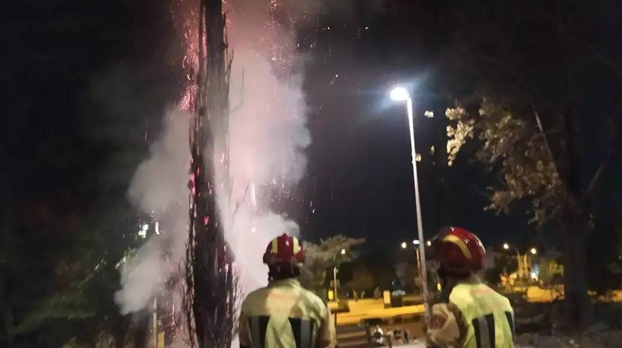 El pirómano del Polígono vuelve a actuar y quema otro árbol en el parque del centro cívico