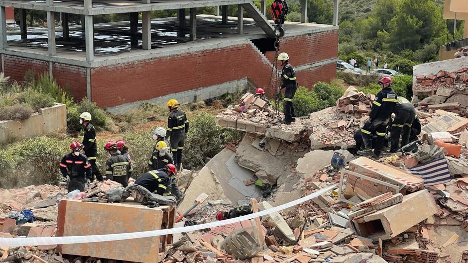 Derrumbe Peñíscola: los bomberos trabajan a contrarreloj para encontrar a la mujer desaparecida