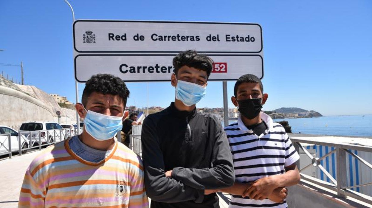Jóvenes marroquíes que llegaron a Ceuta