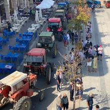 200 tractores y cientos de agricultores en la protesta por el bajo precio de la uva