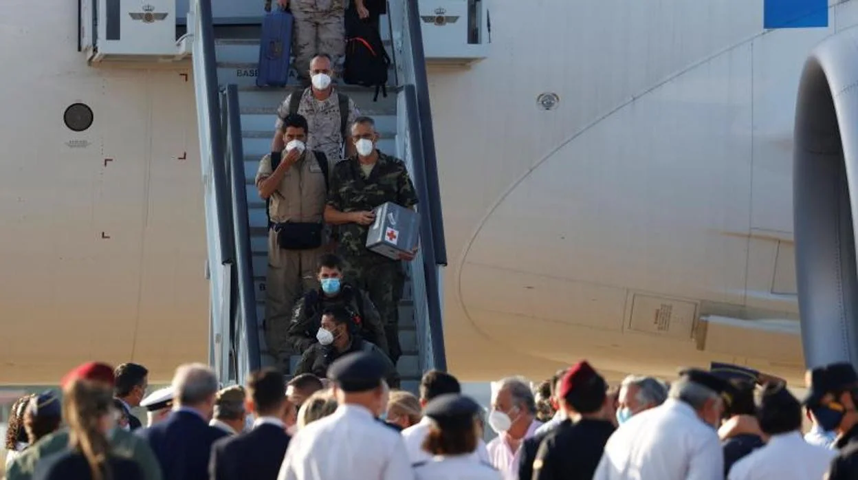Personal militar español desembarca de su vuelo a su llegada a la base militar de Torrejón de Ardoz