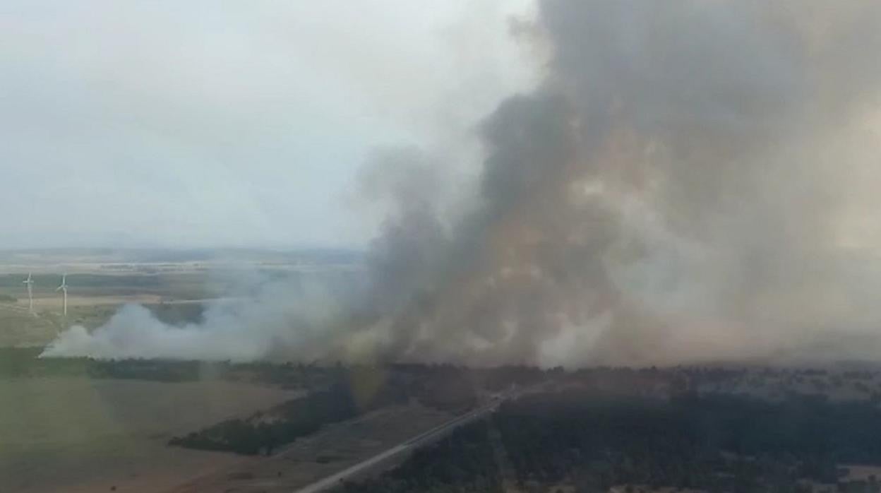 Columna de humo provocada por el incendio de Mesa, en Burgos