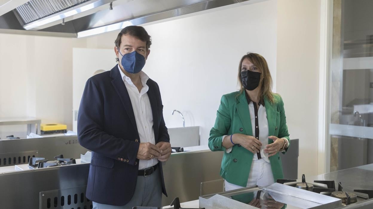 El presidente Alfonso Fernández Mañueco y la consejera Rocío Lucas, durante la visita al Centro de Formación Profesional Integrado Rodríguez Fabrés de Salamanca