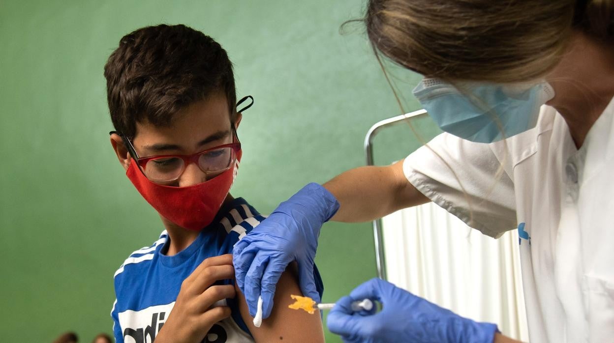 Un niño recibe la primera dosis de su vacuna en Ciudad Rodrigo