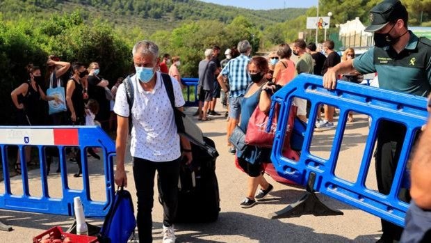 Derrumbe en Peñíscola: los vecinos recogen enseres de las casas no afectadas y el superviviente sale de la UCI