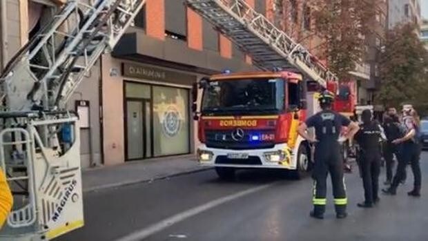 Rescatan por la ventana a una madre, su hija y su perro de un incendio en una vivienda de Salamanca