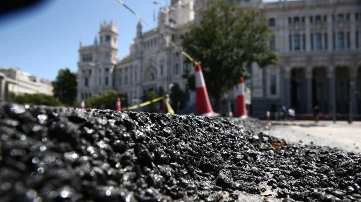 La operación asfalto que se ejecuta en la plaza de Cibeles, junto a la sede del Ayuntamiento