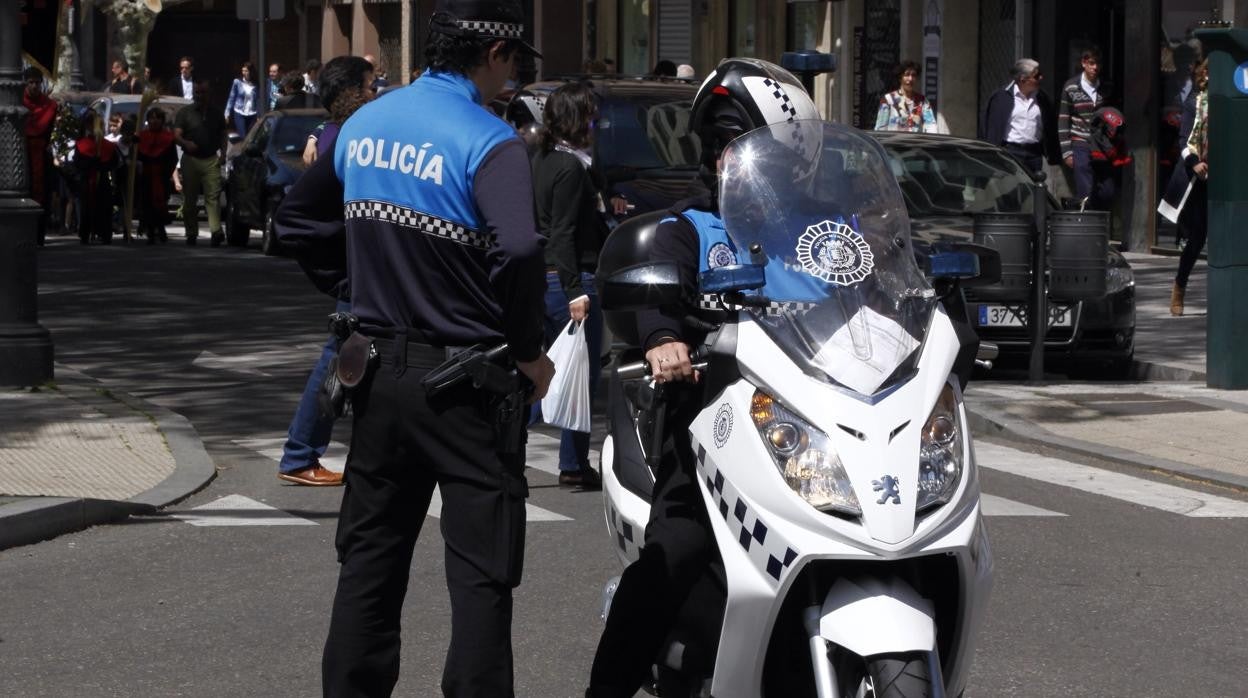 Buscan a un conductor que huyó tras chocar contra 24 coches aparcados en varias calles de Valladolid