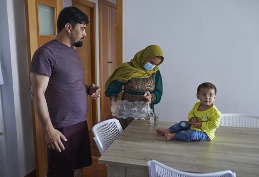 La pequeña Mehrsana con sus padres