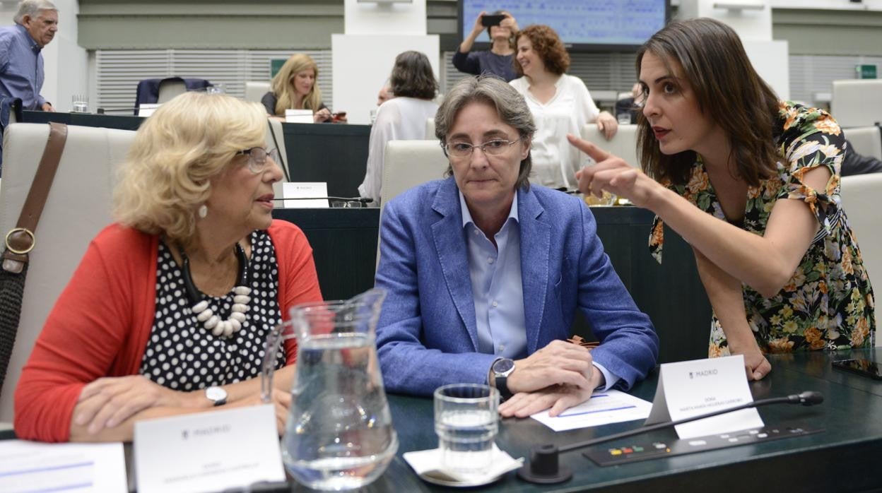 Higueras y Maestre junto a la exalcaldesa Manuela Carmena, en su último pleno en junio de 2019