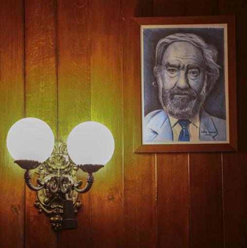 Un retrato del artista preside una de las paredes del Café Gijón