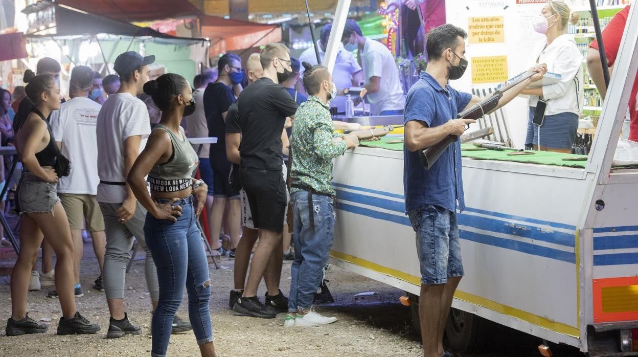 Uno de los puestos del recinto ferial donde se celebran las fiestas de Alcalá de Henares