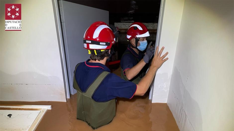 Rescatan a personas en sus casas inundadas por una tormenta de verano de 150 litros por metro en Castellón