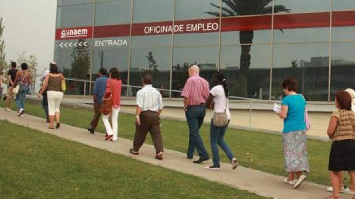 Imagen de archivo de parados haciendo cola a las puertas de un oficina del Instituto Aragonés de Empleo