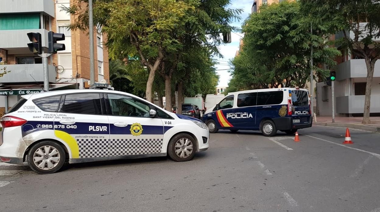 Una patrulla de la Policía Local de San Vicente junto a otra de la Policía Nacional