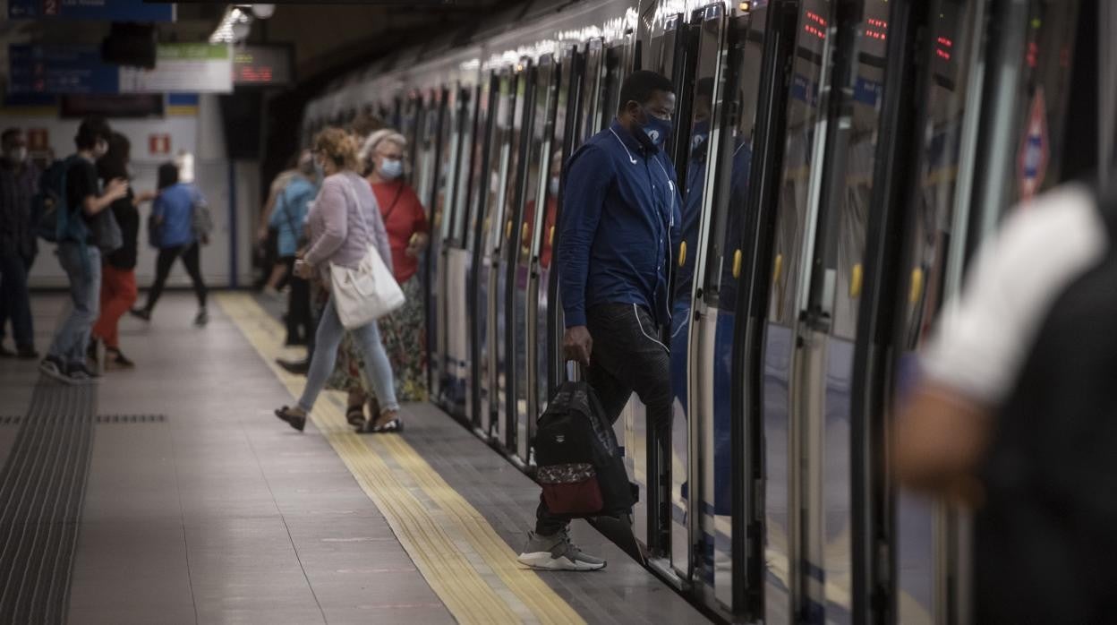 Viajeros en uno de los andenes de la estación de Metro de Sol