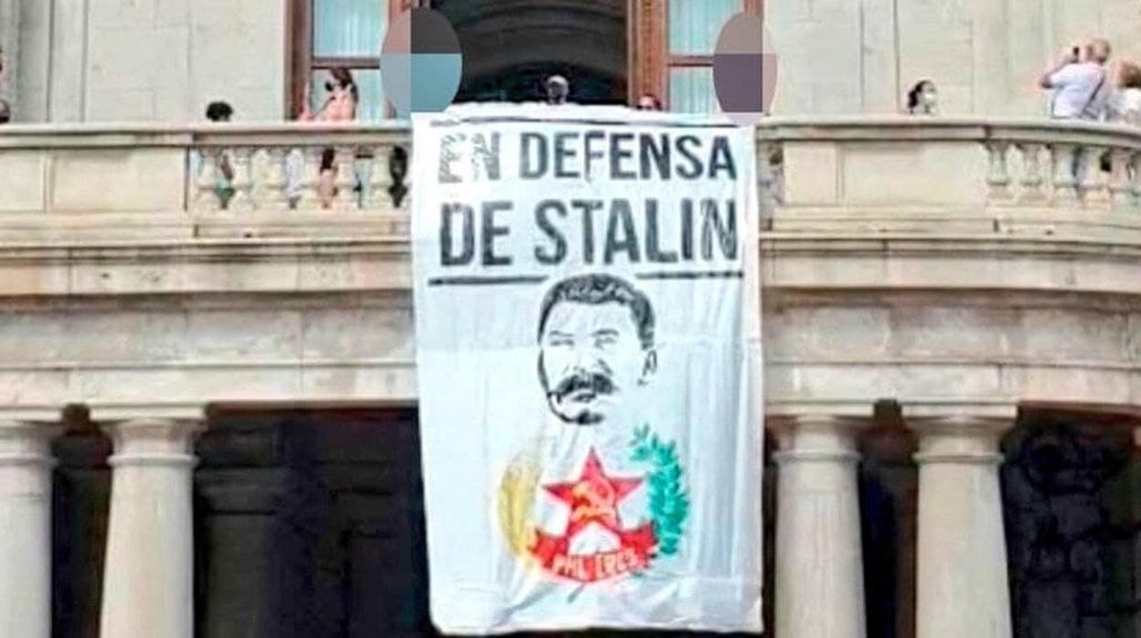 Imagen de la pancarta en defensa de Stalin colgada en el balcón del Ayuntamiento de Valencia