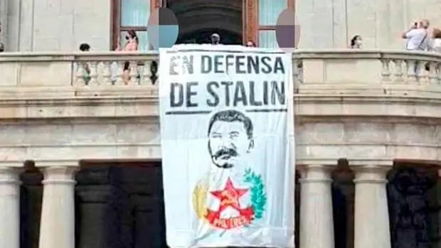 El alcalde de Valencia resta importancia a la pancarta de Stalin en el Ayuntamiento denunciada por Vox en la Fiscalía