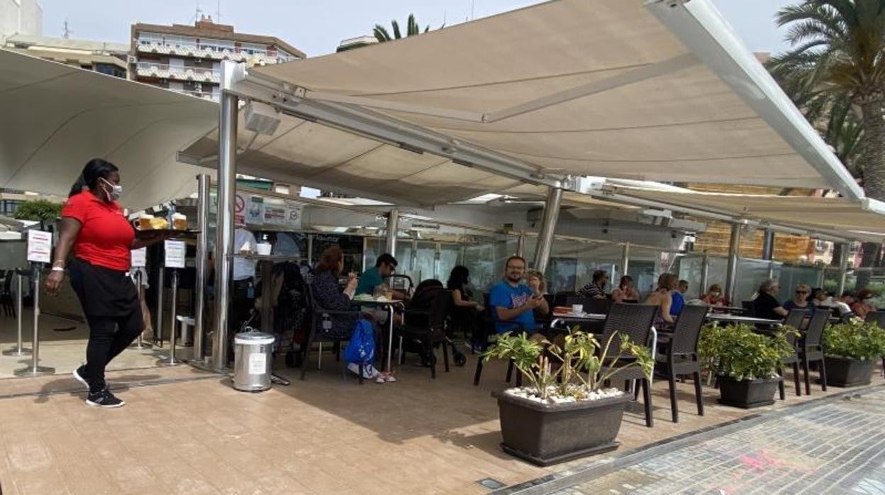 Terraza en la playa del Postiguet de Alicante