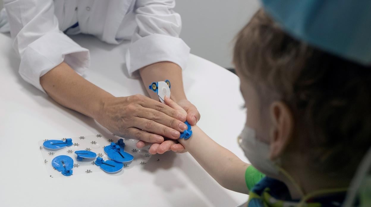 El pequeño Lleïr junto a sus padres en los jardines del Hospital Vall d'Hebron