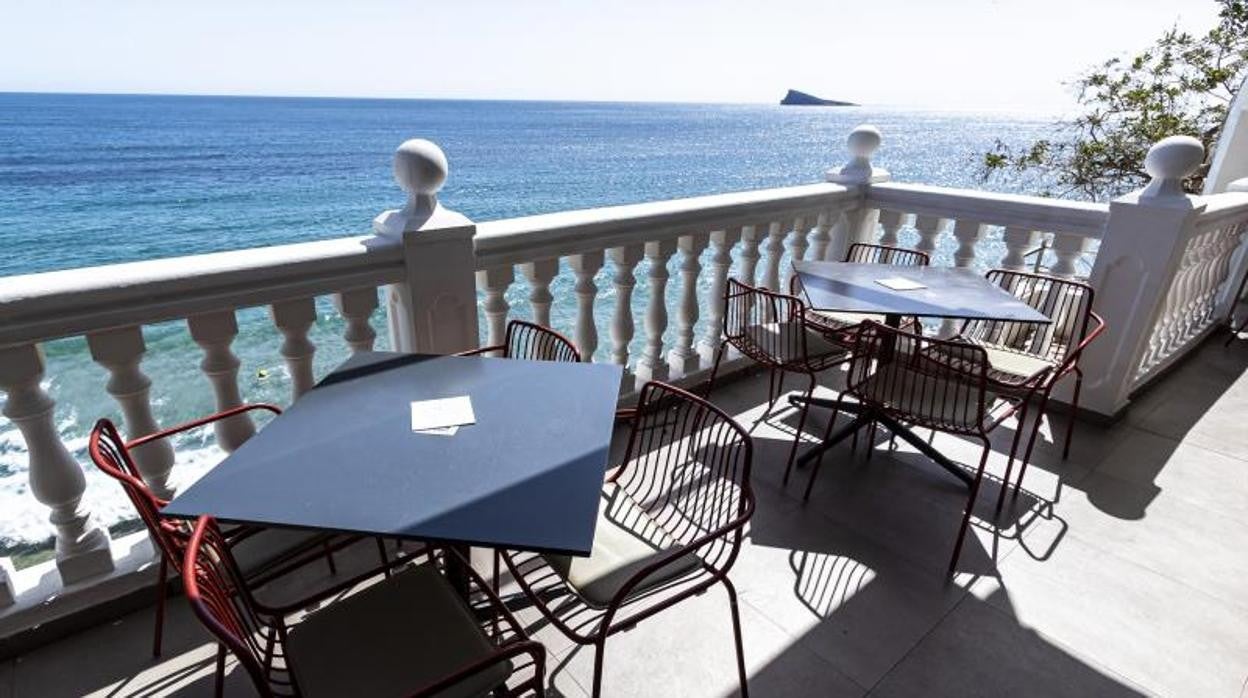 Terraza desierta en Benidorm