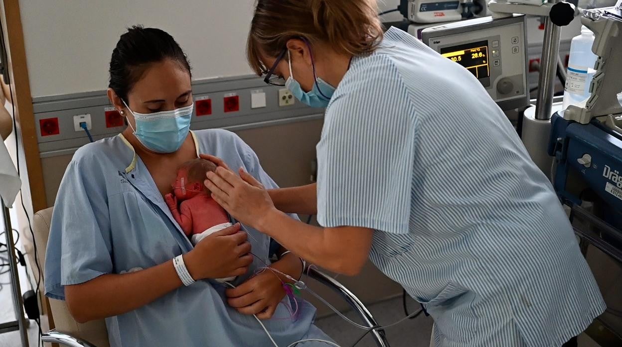 María conoce a su hija, tras recibir el alta de la UCI