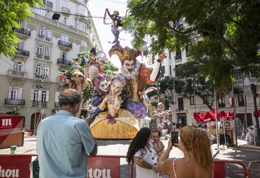 Imagen del montaje de los monumentos en las calles de Valencia