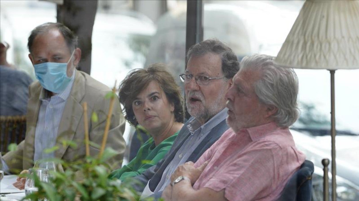 Mariano Rajoy, entre Soraya Sáenz de Santamaría e Íñigo Méndez de Vigo, hoy en Madrid