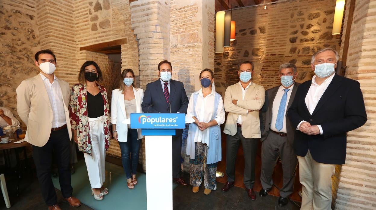 Paco Núñez, junto a varios miembros del comité ejecutivo del PP de Castilla-La Mancha