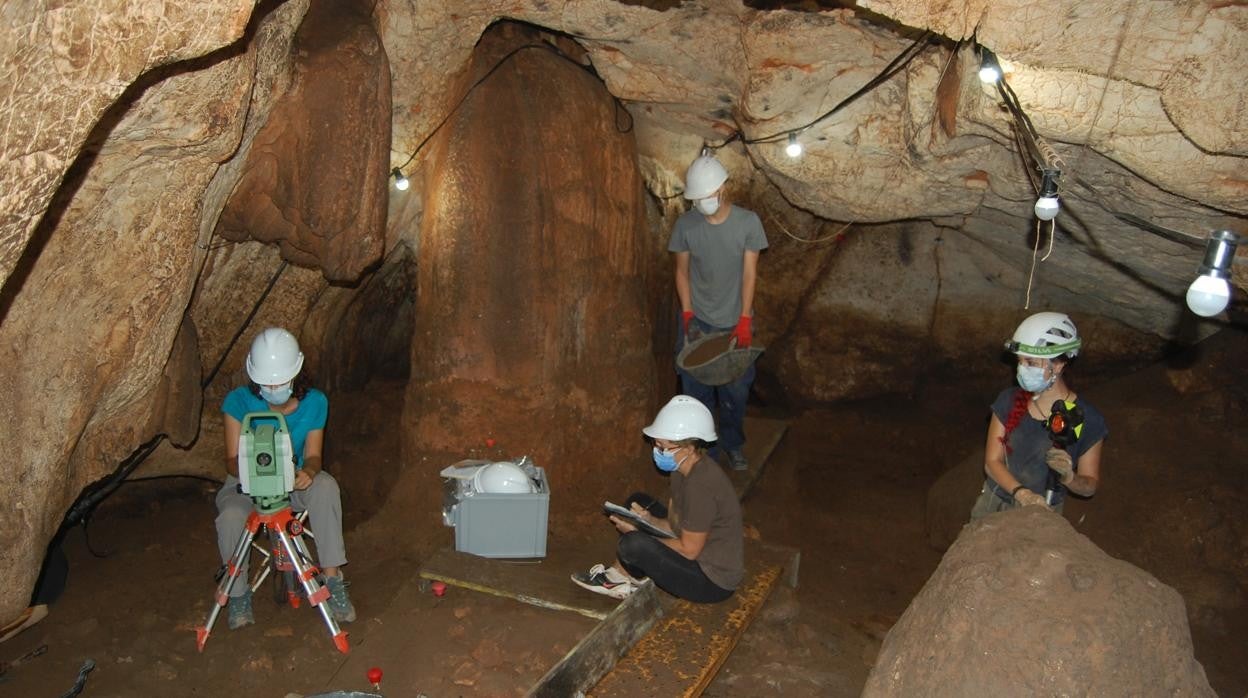 Interior de la Cova del Randero en Pedreguer