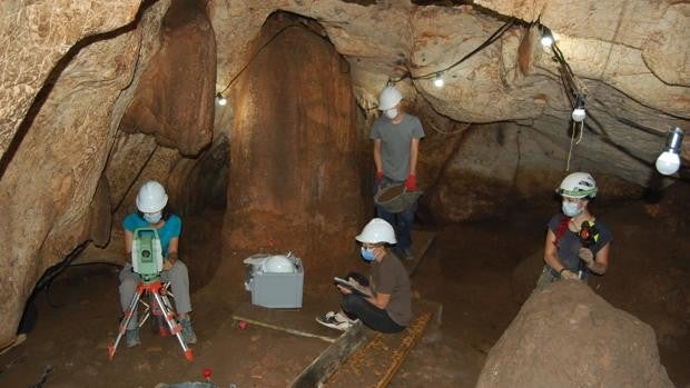 El MARQ descubre una cueva de cazadores recolectores con más de 17.000 años en Pedreguer