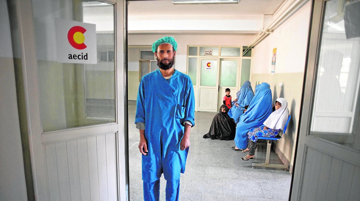 Personal médico en uno de los centros sanitarios abiertos por la Aecid