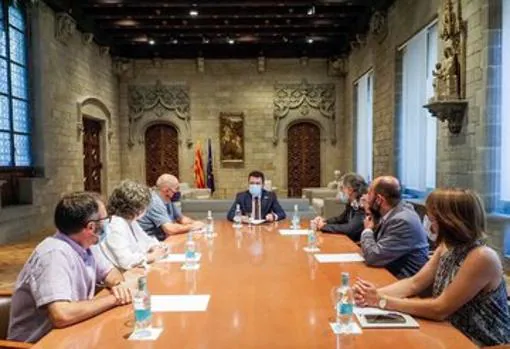 Imagen de la reunión entre los miembros de la Federació Lllull i Pere Aragonés
